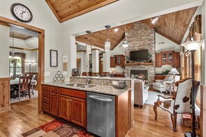 Ferienhaus, Mehrere Betten, Whirlpool, Bergblick (The Trinity at Sugar Mountain) | Innenbereich