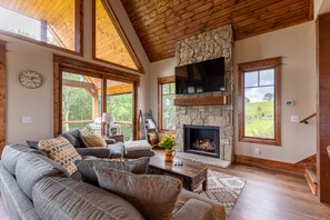 Ferienhaus, Mehrere Betten, Terrasse, Bergblick (Soaring Hawk Lodge at Eagles Nest) | Wohnbereich