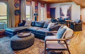 Cabin, Multiple Beds, Hot Tub, Mountain View (Owls Nest) | Living area