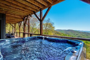 Outdoor spa tub - Owls Nest (Blowing Rock)