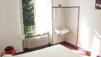 8 chambres, fer et planche à repasser, Wi-Fi