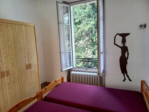 8 bedrooms, iron/ironing board, WiFi
