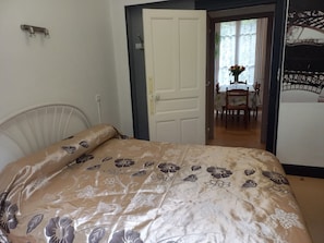 8 chambres, fer et planche à repasser, Wi-Fi