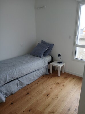 2 bedrooms, WiFi, bed sheets - 3-room apartment with terrace and parking, close to Intra-Muros and the beach (Saint-Malo)