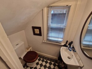 Hair dryer, towels, soap, shampoo - Spacious two bedroom garden flat close to West Ealing Elizabeth line station (London)