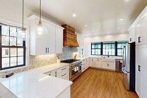 Frigorífic, microones, forn i placa de cuina 