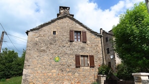 A stone building with two windows and a chimney. - To the summits of the Gorges du Tarn (LAVAL DU TARN)