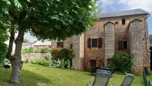 A stone building with a garden, two chairs, and a tree. - L'Oustal de Julie 3 people (LAVAL DU TARN)
