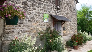 A stone building with a sign indicating it is a Gîte de France. - L'Oustal de Julie 3 people (LAVAL DU TARN)