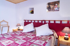 2 quartos, ferros/tábuas de passar roupa, berço de viagem