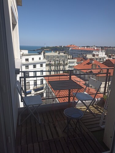Biarritz, 2-room apartment with exceptional sea view. City center.4 persons 7th floor 