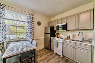 Renovated One Bedroom Apartment Downtown Falmouth Minutes Away From the Beach 