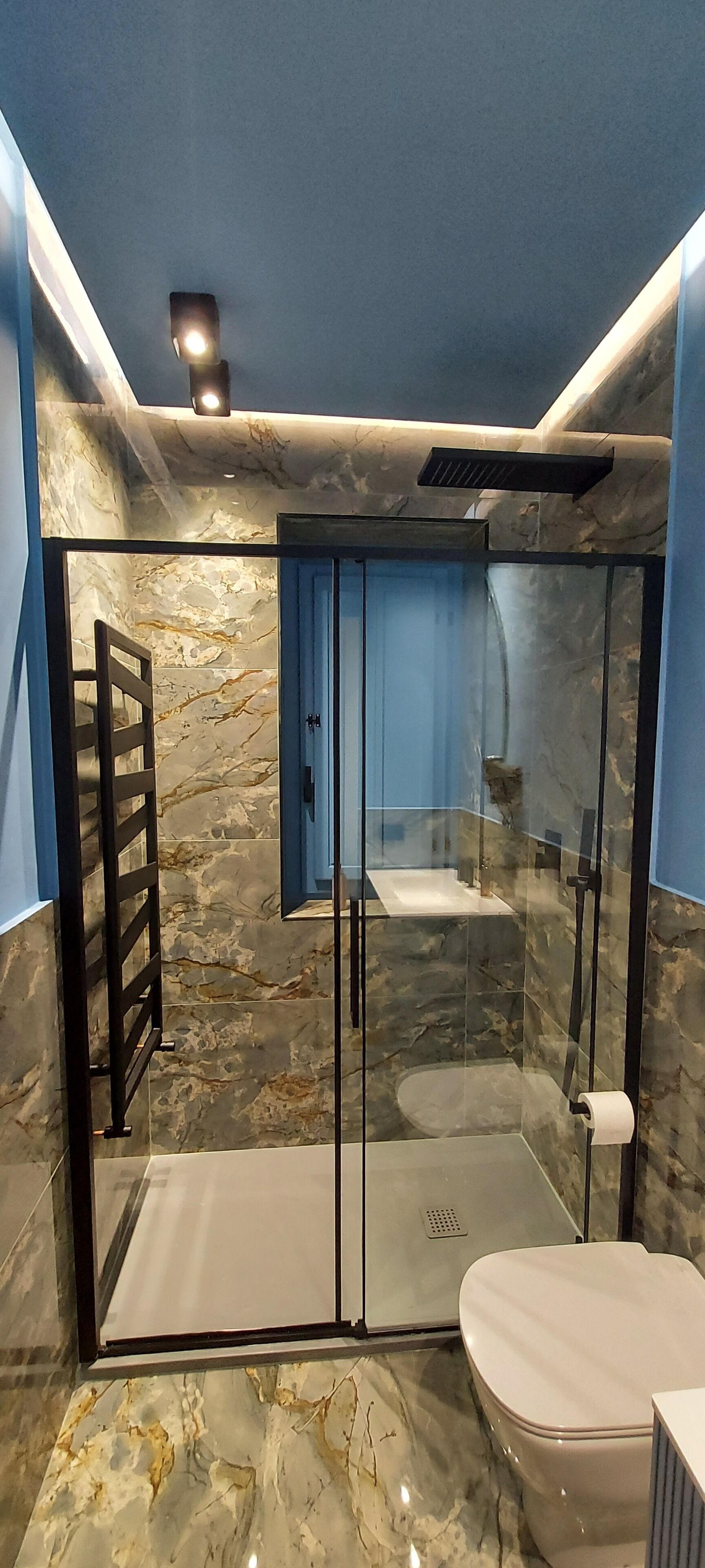 Dusch, hårtork, bidé och handdukar