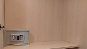 Ein kleines, separates Badezimmer mit Toilette, Waschbecken und Handtuchhalter.