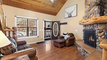 Een televisie, een open haard en een kantoor