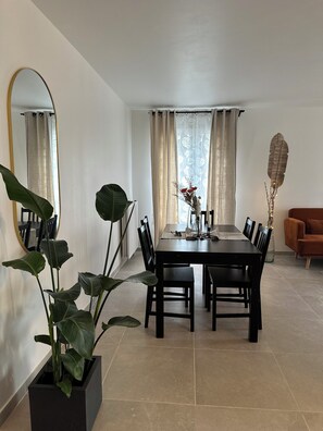 Dining - Appartement Spacieux et Calme (Bussy-Saint-Georges)