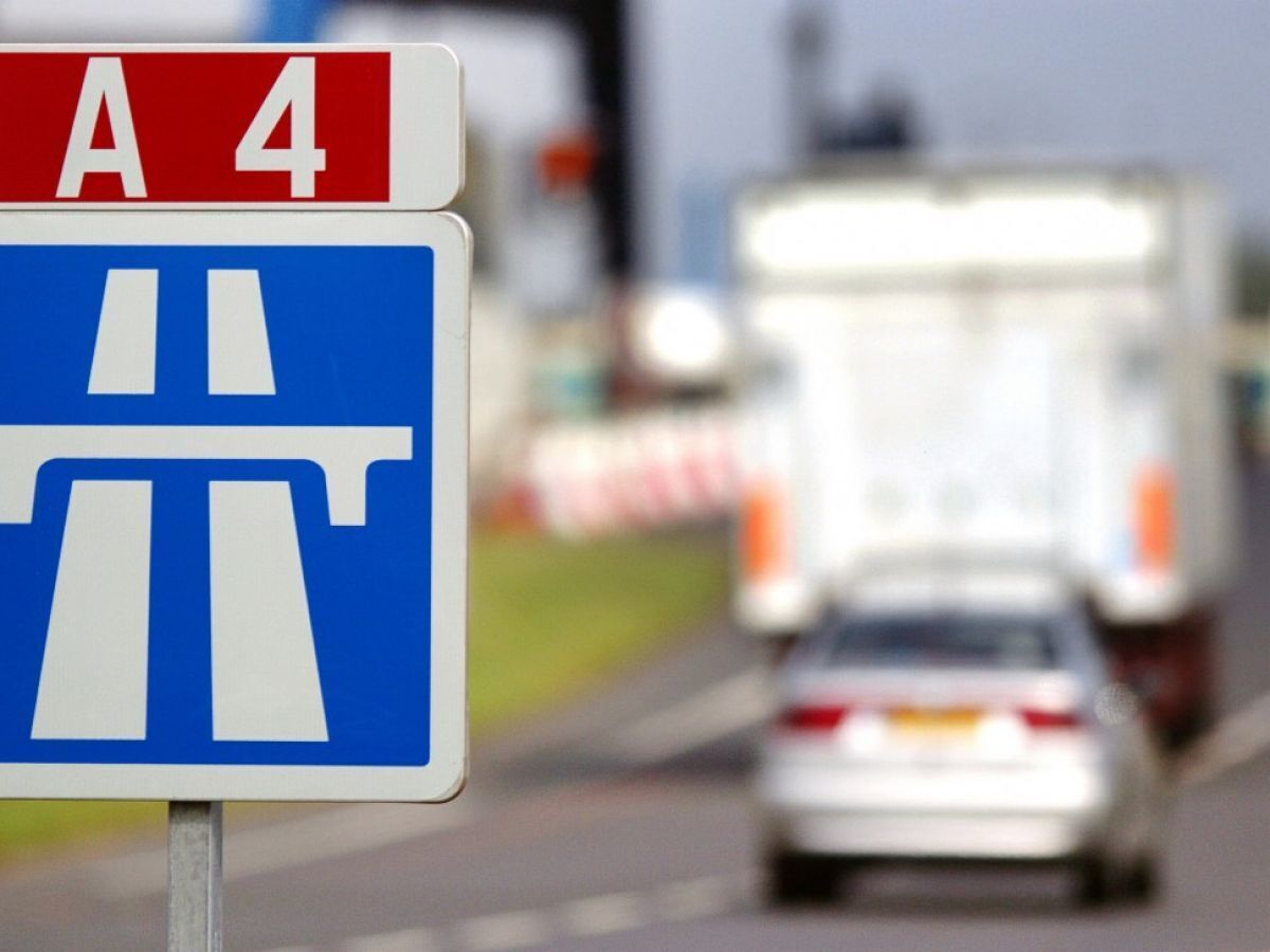 Señal de tráfico que indica un carril para girar a la izquierda.