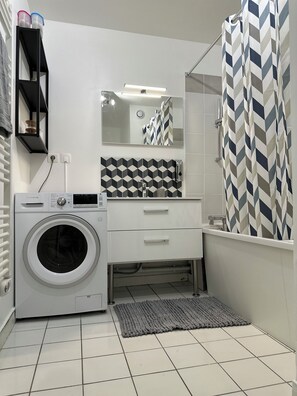 Hair dryer, towels, soap, toilet paper - Appartement Spacieux et Calme (Bussy-Saint-Georges)