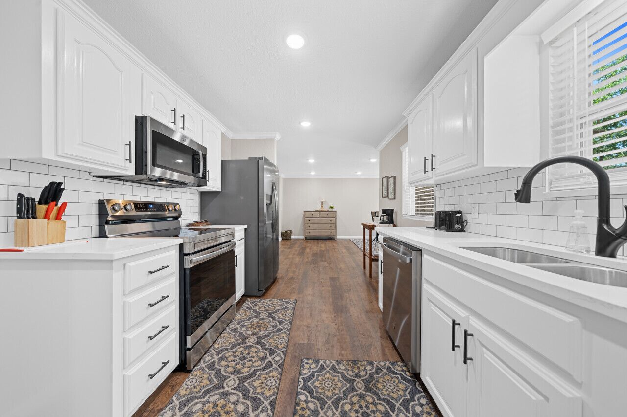 Køleskab, mikrobølgeovn, ovn, kogeplade