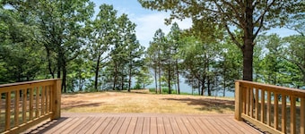 Nordin's Lake House Newly Renovated, Peaceful Lakefront Hideaway on Delaware Bay, Sleeps 10