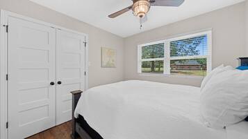 3 slaapkamers, een strijkplank/strijkijzer, wifi, beddengoed