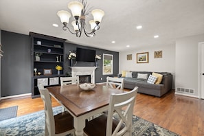 Smart TV - Convenient 3BR,  Free Laundry, Wifi, & Parking (Lexington)