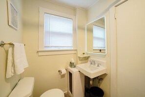 Sèche-cheveux, serviettes fournies, savon, papier toilette