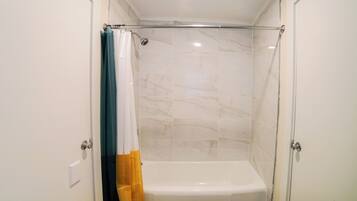 Secador de cabelo, toalhas de banho, sabonete, papel higiênico