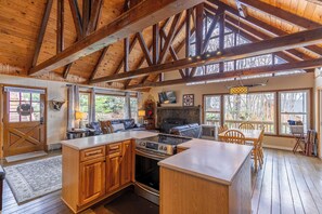 เคบิน, หลายเตียง, ลานระเบียง, วิวภูเขา (Bear Valley) | ภายใน