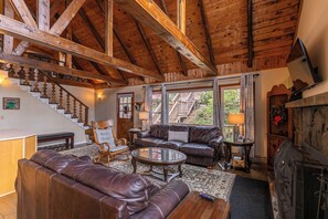 เคบิน, หลายเตียง, ลานระเบียง, วิวภูเขา (Bear Valley) | บริเวณนั่งเล่น | เตาผิง