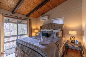 Hytte, flere senger, terrasse, fjellutsikt (Bear Valley) | 4 soverom, individuelt dekorert, individuelt innredet og sengetøy