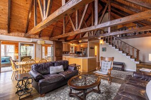 Hytte, flere senger, terrasse, fjellutsikt (Bear Valley) | Oppholdsområde | Peis