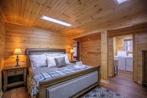 Cabin, Multiple Beds, Patio, Mountain View (Bear Valley) | 4 bedrooms, individually decorated, individually furnished, bed sheets - Bear Valley (Fleetwood)