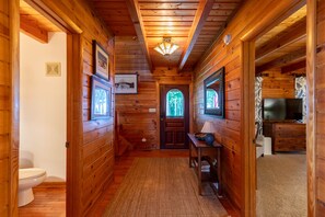 Ferienhütte, Mehrere Betten, Terrasse, Bergblick (Mountaintop at Yonahlossee Saddle) | Innenbereich