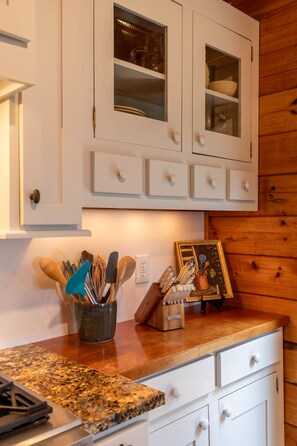 Hytte - flere senge - terrasse - bjergudsigt (Mountaintop at Yonahlossee Saddle) | Interiør