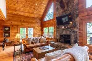 小屋, 多張床, 露台, 山景 (Mountaintop at Yonahlossee Saddle) | 客廳 | 壁爐