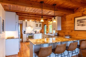 キャビン ベッド (複数台) パティオ マウンテンビュー (Mountaintop at Yonahlossee Saddle) | 専用キッチン | コーヒー / ティーメーカー