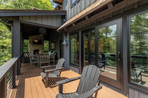 Outdoor dining - Knotty by Nature at Eagles Nest (Banner Elk)