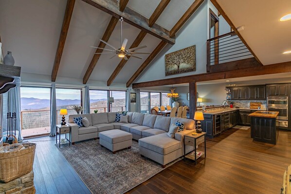 Ferienhaus, Mehrere Betten, Terrasse, Bergblick (Sunrise Summit) | Wohnbereich | Kamin