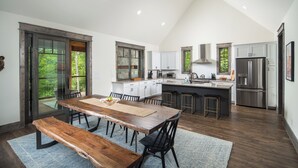 Huis, Meerdere bedden, bubbelbad, uitzicht op bergen (High Boulder Hill at Eagles Nest) | Dineren