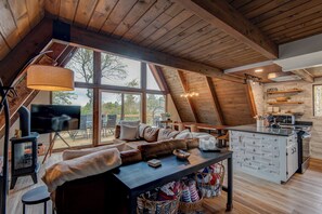Hytte, flere senger, spabadekar, fjellutsikt (Snowmaker's Cabin) | 3 soverom, individuelt dekorert, individuelt innredet og sengetøy