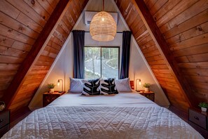 Cabaña, varias camas, hidromasaje, vista a la montaña (Snowmaker's Cabin) | 3 habitaciones, decoración personalizada y muebles diferentes