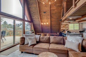 Cabaña, varias camas, hidromasaje, vista a la montaña (Snowmaker's Cabin) | Área de sala de estar