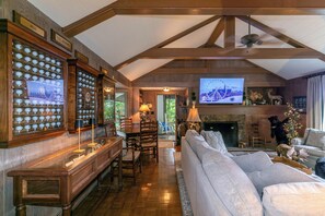 Huis, Meerdere bedden, terras, uitzicht op bergen (Hinesight at Hound Ears) | Woonruimte | Een open haard