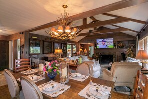 Huis, Meerdere bedden, terras, uitzicht op bergen (Hinesight at Hound Ears) | Dineren