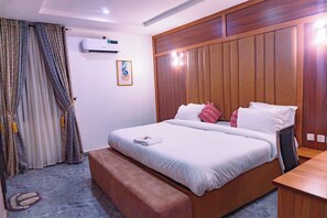 Premium bedding, down comforters, memory foam beds, desk - Rolarz Resorts & Hotel (Benin City)