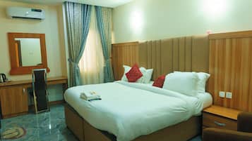 Quarto solteiro standard, 1 cama de solteiro grande, vista para a cidade | Roupas de cama premium, edredons de pluma