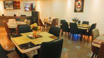 Café da manhã completo grátis todos os dias