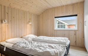 5 bedrooms, travel crib, free WiFi - Pet friendly home in Sydals with sauna (Sydals)