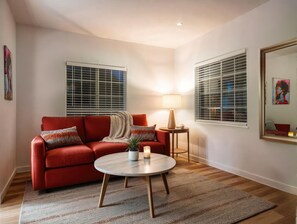 Een smart-tv en een computerscherm